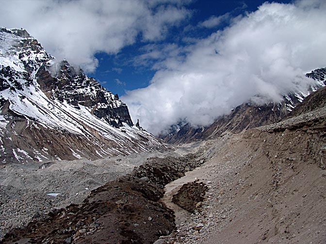 הסלע המזדקר מנגד לונק וסחופת הקרחונים של הקנצ'נג'ונגה, 2006