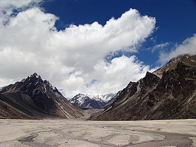 The landscape of the dry lake in Lhonak, 2006