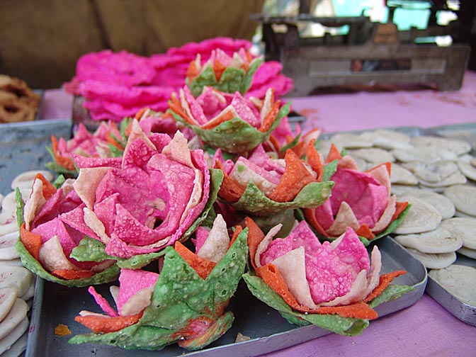 ממתקים צבעוניים באיצ'נגו, שבפרברי קטמנדו, נפאל 2004