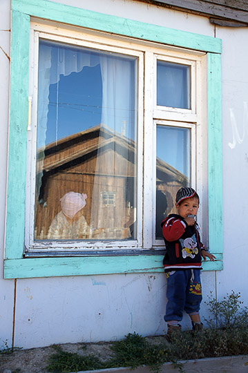 Kids and reflection in Tashanta village, by the Mongolian border, 2014