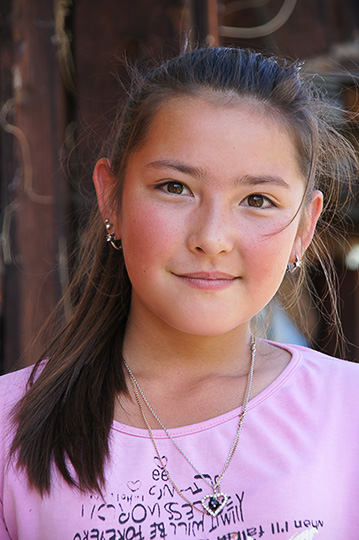 נערה אלטאית יפהפיה בכפר קוצ'רלה, 2014