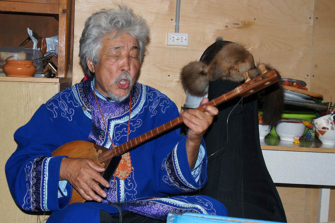 נוהון שומרוב, מוזיקאי ושמאן אלטאי בכפר בואוצ'ה, 2014
