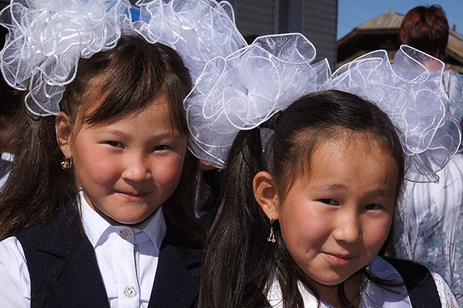 תלמידות בטקס פתיחת שנת הלימודים בכפר תשנטה בגבול מונגוליה, 2014