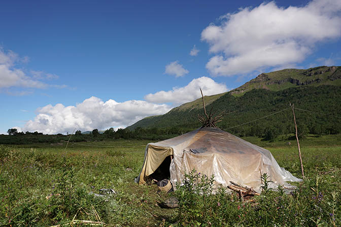 יורטה (אוהל) במחנה הקיץ של רועי האילים הנוודים מקבוצת אבן, אזור אסו 2016