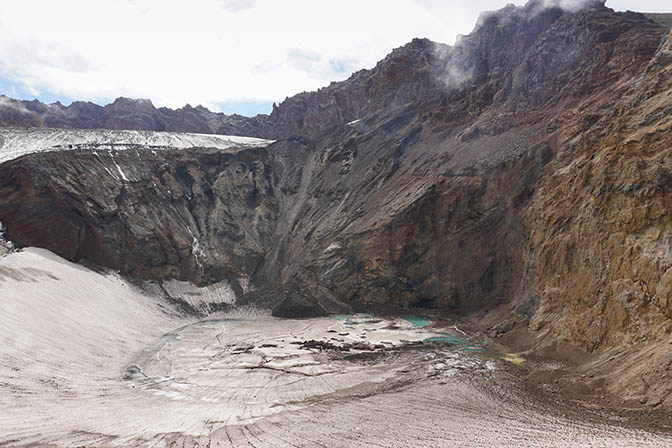 האגם הקפוא בקרקעית הקלדרה של הר הגעש מוטנובסקי, 2016