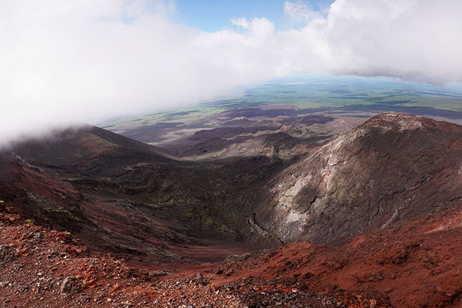 לוע התפרצות באחד הקונוסים של הר הגעש טולבצ'יק, שנוצרו בהתפרצויות בשנים 1975-1976, 2016