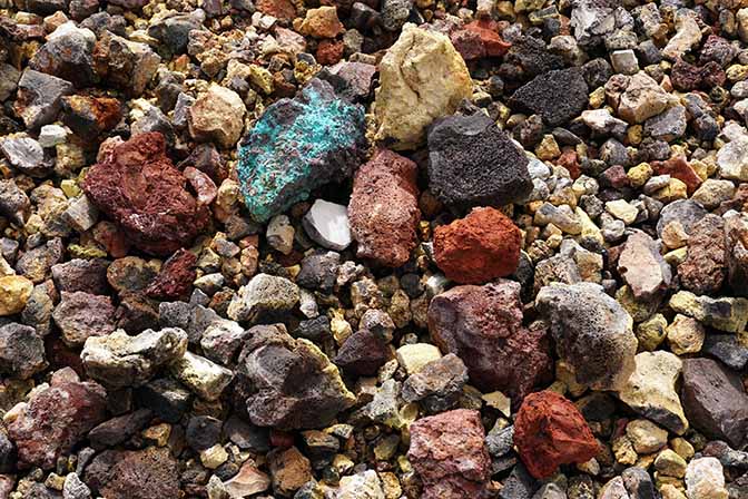 חומרים פירוקלסטיים צבועים במינרלים שונים, הר הגעש טולבצ'יק 2016