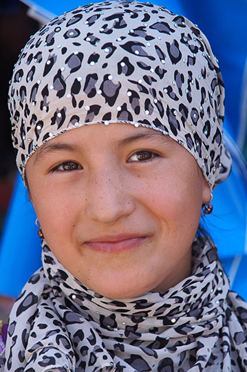 Young girl in the market, Khushikat 2013