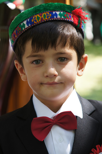 ילד בלבוש פמירי מסורתי, חורוג 2013