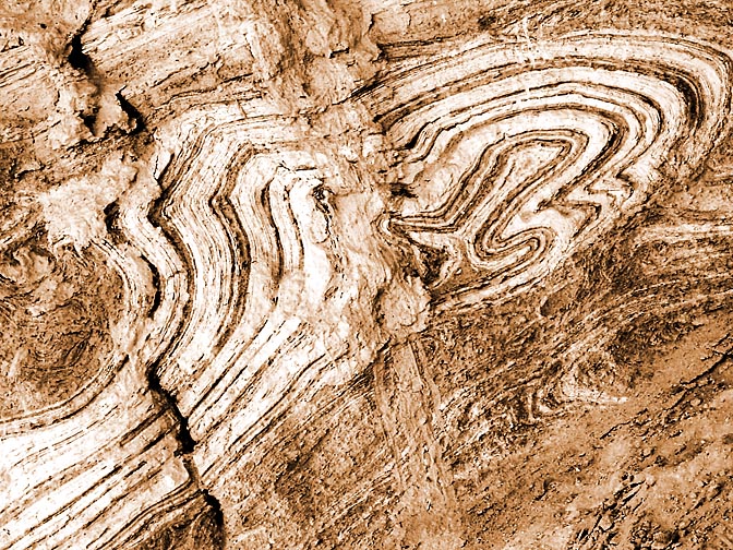 צורות באבן חול צבעונית, בנחל פרצים במדבר יהודה, ישראל 2001