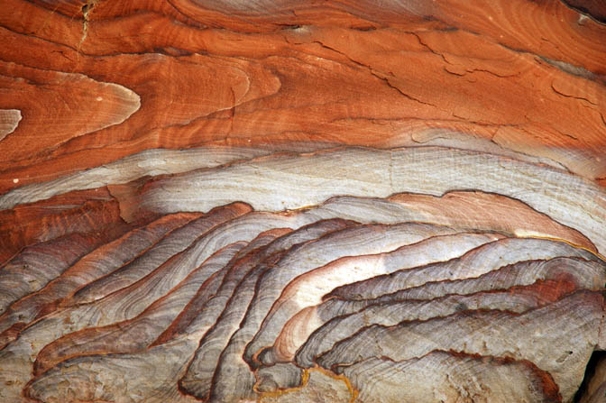 צורות באבן חול צבעונית בהרי רג'ף, ירדן 2010