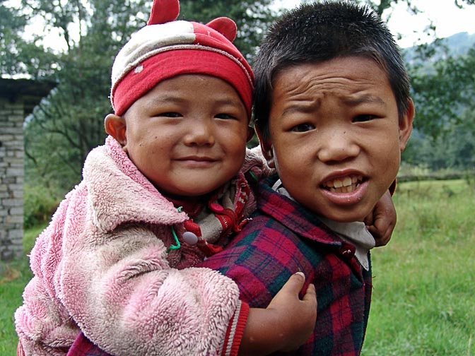 Piggyback in Jiri, along the Khumbu Trail to the Everest, Nepal 2004