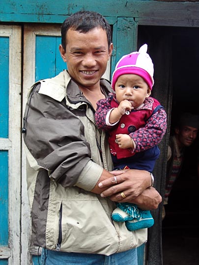 על הידיים בג'ירי, בטרק הקומבו לאוורסט, נפאל 2004