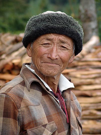 גבר נפאלי בין סורקה לפקדינג, בטרק הקומבו לאוורסט, נפאל 2004
