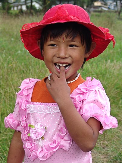 ילדה נפאלית בבגדי חג צבעוניים בג'ירי, בטרק הקומבו לאוורסט, נפאל 2004
