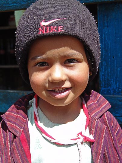 ילד נפאלי בדרך שבין ג'ירי לשיבליה, בטרק הקומבו לאוורסט, נפאל 2004