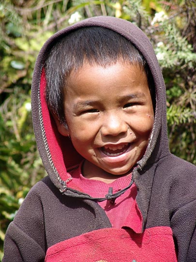 ילד נפאלי, בדרך שבין סטה למעבר ההרים למג'ורה, בטרק הקומבו לאוורסט, נפאל 2004