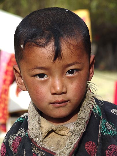 ילד טיבטי במנזר סמיה בטיבט, סין 2004