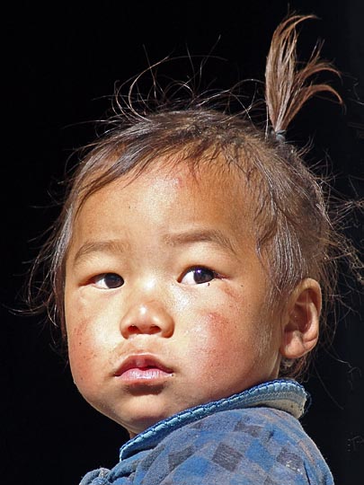 ילדה נפאלית בין פקדינג ונמצ'ה בזאר, בטרק הקומבו לאוורסט, נפאל 2004