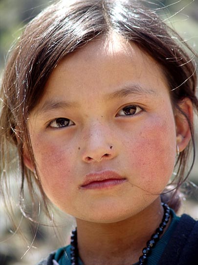 ילדה נפאלית בבוג'ה דאורלי, בטרק הקנצ'נג'ונגה, נפאל 2006