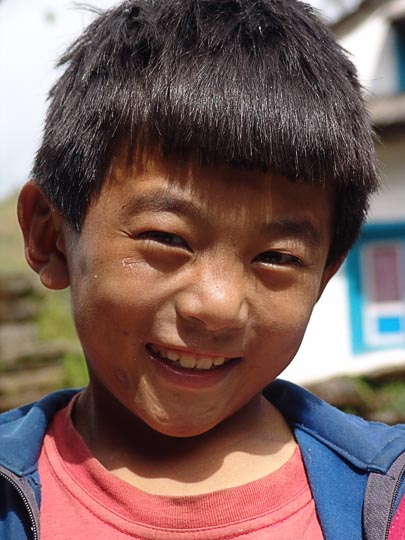 ילד נפאלי בדרך מקנג'ה לסטה, בטרק הקומבו לאוורסט, נפאל 2004
