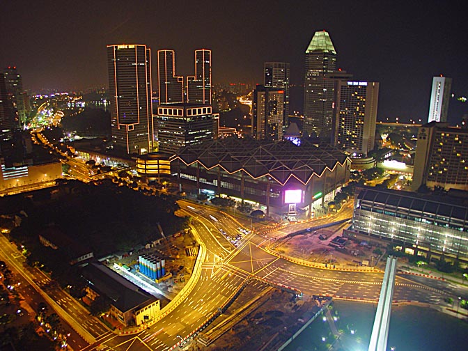 המראה של סינגפור בלילה ממלון סוויסהוטל, סינגפור 2002
