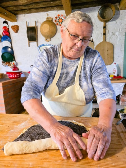Erzsike rolls a yeast cake stuffed with poppy seeds, Domanesti 2025