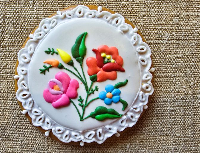 Gingerbread cookie decorated with a colorful Romanian pattern, Domanesti 2025