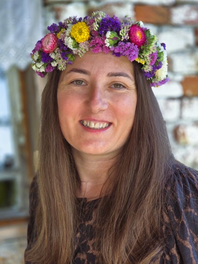 Gabi weaves bouquets of dried flowers, Domanesti 2025