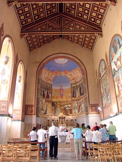 מאמינים אוחזים ידיים בתפילה בכנסיית הביקור הקתולית-פרנסיסקנית, 2008