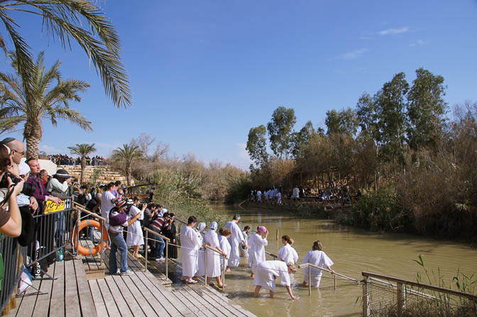 הצליינים בחלוק לבן נכנסים לטבול בירדן, אתר הטבילה כאסר אליהוד 2012