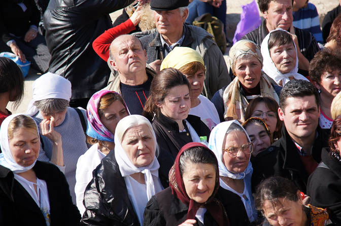 צליינים צופים בטקס, אתר הטבילה כאסר אליהוד 2012