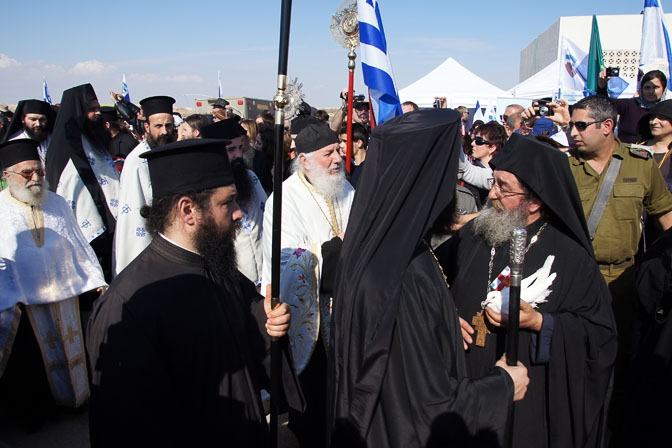הבישוף וכוהני דת בתהלוכה הראשית, אתר הטבילה כאסר אליהוד 2012