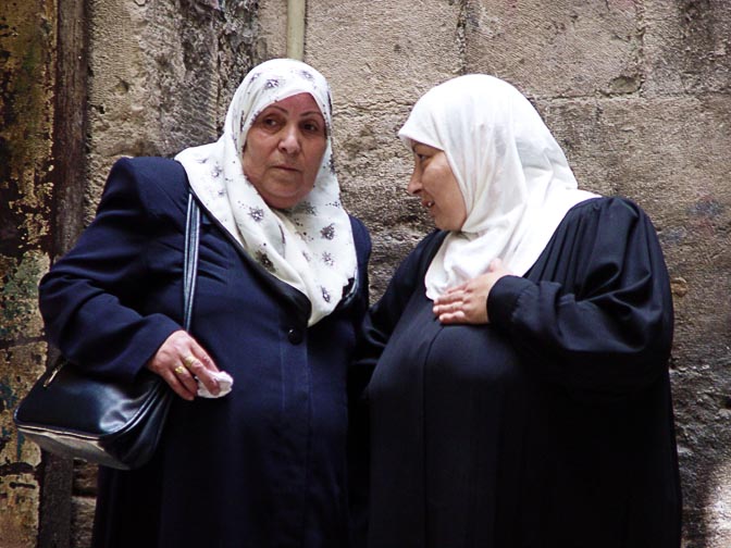 נשים מוסלמיות בקרן רחוב, העיר העתיקה 2003