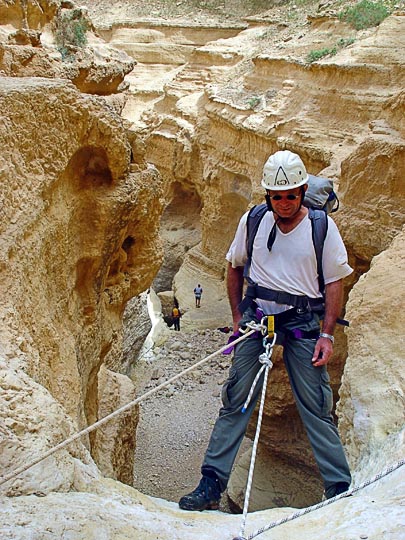 מיכה גולש (סנפלינג) במפל יבש בנחל הרדוף, 2003