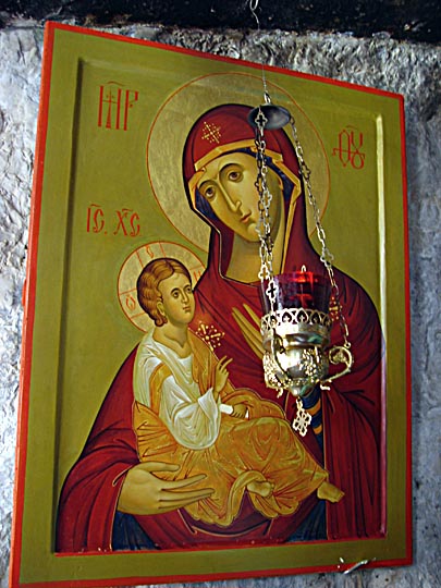 איקונה של מרים יולדת האל (תיאוטוקוס) בקפלה במנזר פארן, השוכנת במערה בעין פרת, נחל פרת (ואדי קלט), גבולה הצפוני של מדבר יהודה, 2003