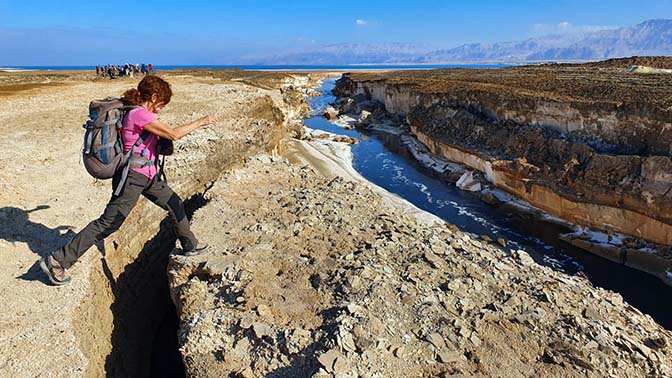 I jump across a crevice in the salt wall of the Araba Canyon, 2021 (photographed by Sarit Tabak)