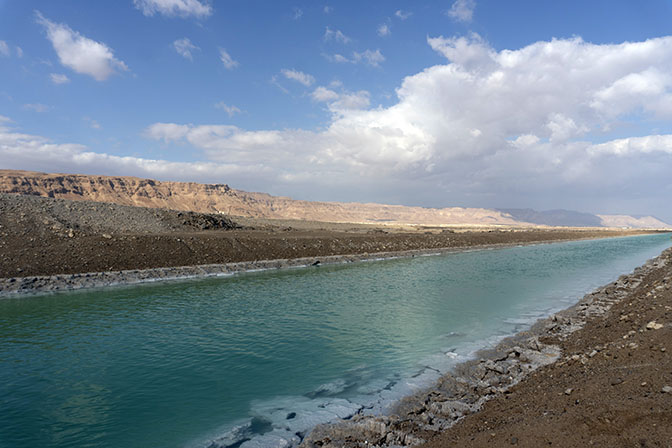 The supply channel flowing from the Dead Sea to the industrial evaporation ponds in the former southern basin, close to the Rahaf Creek bridge, 2021