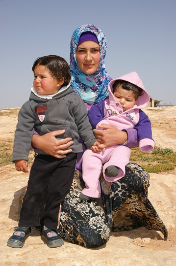 אחלאם, פלאחית פלסטינית, עם שניים מילדי הכפר, ואדי ג'חש 2011