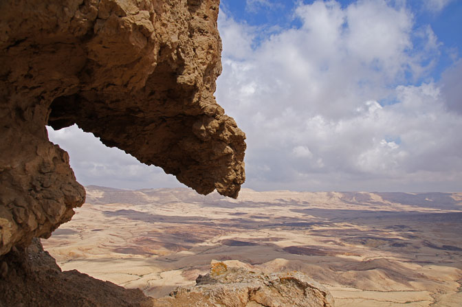 נוף המכתש הגדול מראש הר כרבולת שברכס חתירה, המצלעות המזרחיים של המכתש, שביל ישראל 2012