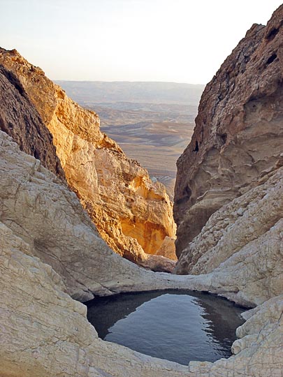 The window in Afran Creek, in the eastern wall of the Large Makhtesh, The Israel National Trail 2003