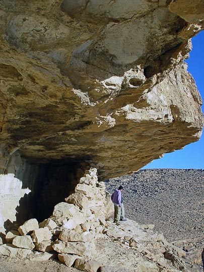 מחסן מדברי מתחת למדף סלע, בראש המורד מצד מערב למכתש רמון, 2003