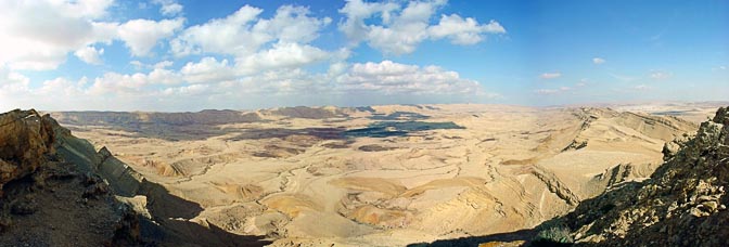 הנוף של המכתש הגדול מראש הר כרבולת שברכס חתירה, המצלעות המזרחיים של המכתש, שביל ישראל 2003