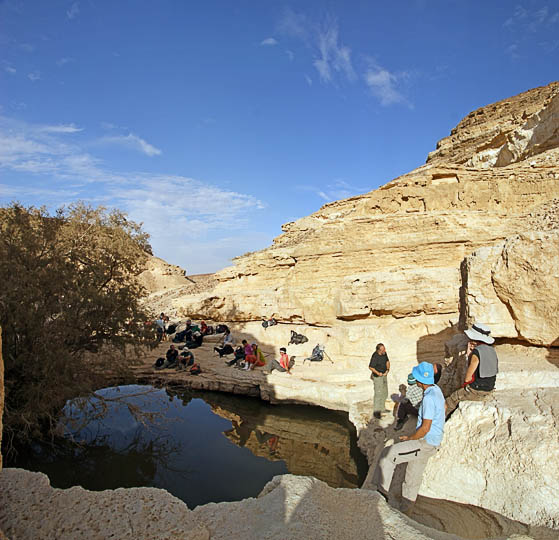 Hug Elad by a water pit in Saraf Creek, 2008