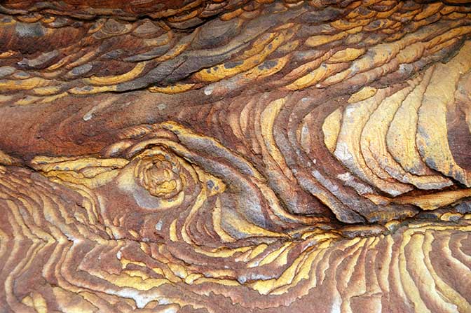 Multicolored sandstone in Wadi er Raqiya, 2011