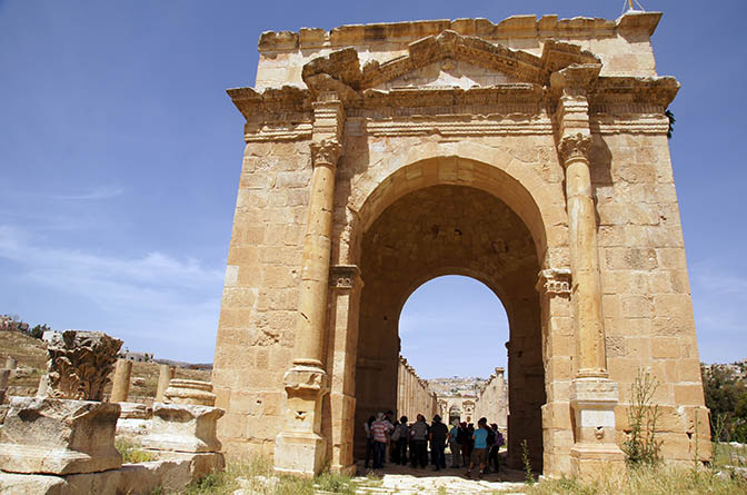 טטרפילון, מונומנט יווני ובו ארבעה פתחים, בהצטלבות הקארדו עם הדקומנוס הצפוני, 2016