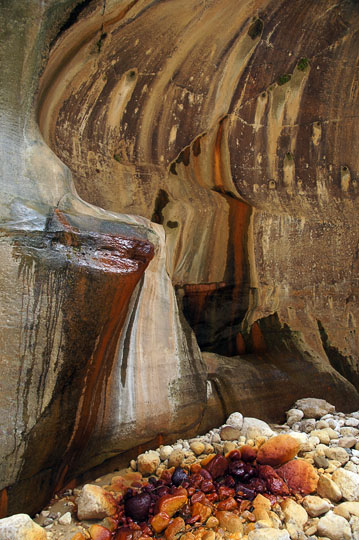 Lateral erosion marks in the wadi walls, 2014