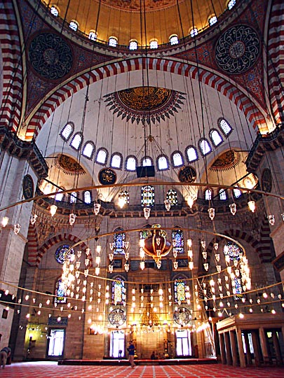 בתוך מסגד סולימאניה האדיר, המסגד שבנה סינאן עבור סולימן המפואר, 2003