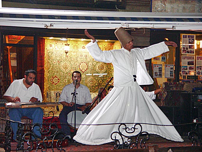דרוויש מסתחרר בבית הקפה משלה באיסטנבול, טורקיה 2003