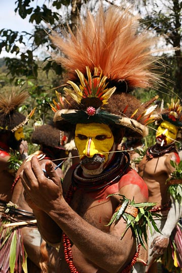 A Huli Tribe wigman decorates his face for a singsing (cultural show) in Tari, The Southern Highlands 2009